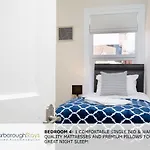 - Victorian Townhouse - 5 Bedrooms - Sleeps 9 *