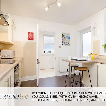 - Victorian Townhouse - 5 Bedrooms - Sleeps 9