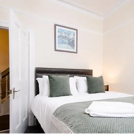 - Victorian Townhouse - 5 Bedrooms - Sleeps 9 *