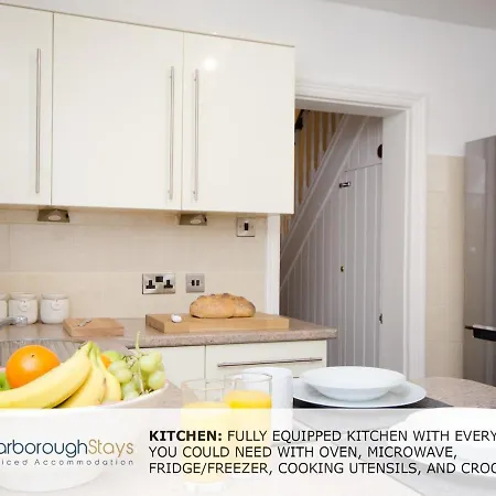 - Victorian Townhouse - 5 Bedrooms - Sleeps 9 *