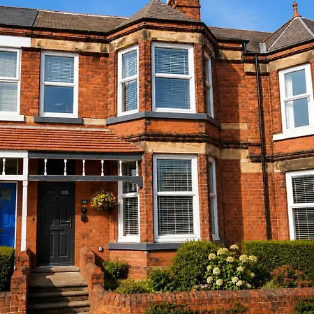 - Victorian Townhouse - 5 Bedrooms - Sleeps 9 * Scarborough