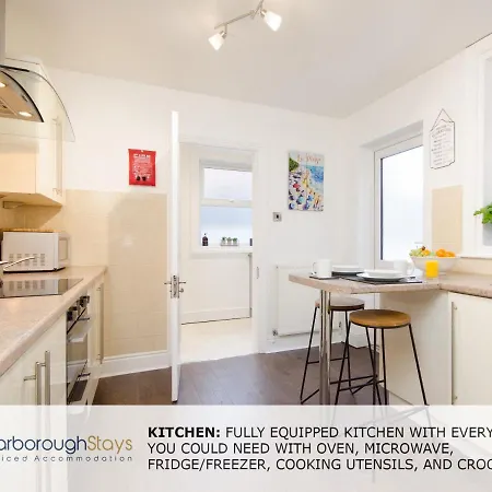 - Victorian Townhouse - 5 Bedrooms - Sleeps 9 펜션 *