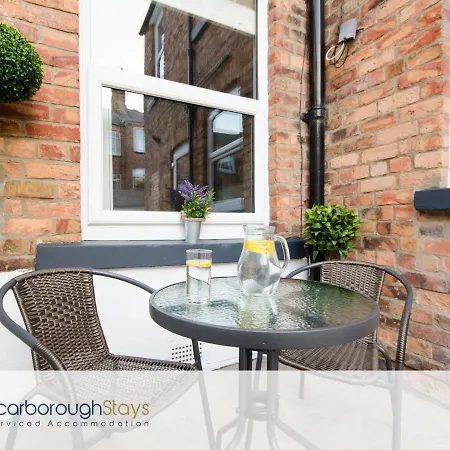 Holiday home - Victorian Townhouse - 5 Bedrooms - Sleeps 9 *