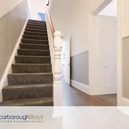 - Victorian Townhouse - 5 Bedrooms - Sleeps 9 펜션 *
